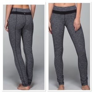 Lululemon Sz 6 Skinny Groove Pant
Coco Pique Black / Black Warm Knit leggings